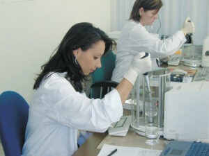 Two female pipette technicians working in the laboratory. Managing uncertainties in calibrations